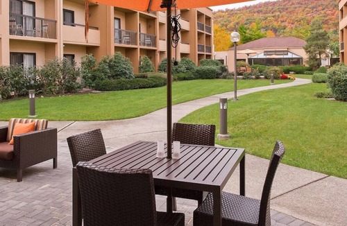 Mahwah House | Great Suburban Location for Visits to NYC & Newark! 2 Units with FREE Parking!