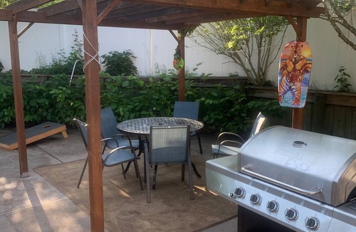 Tisbury House | Great update 3 BR near ferry with pool