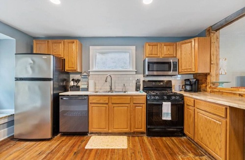 Sea Breeze House | Great Value - 2 BDRM Sleeps 4 - Onsite parking!