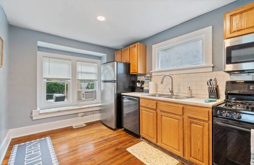 Sea Breeze House | Great Value - 2 BDRM Sleeps 4 - Onsite parking!