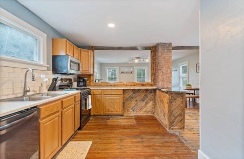 Sea Breeze House | Great Value - 2 BDRM Sleeps 4 - Onsite parking!