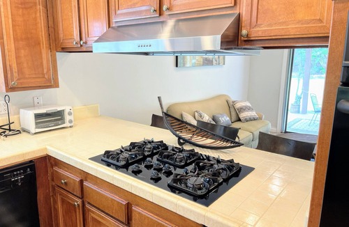Northwood House | Great Value ! Home with Large, Tropical Yard!