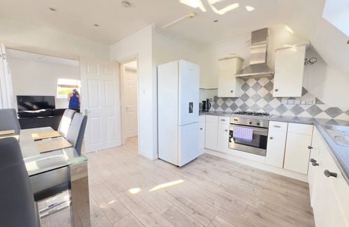 Ealing Common Apartment | Great View- Ealing Heights