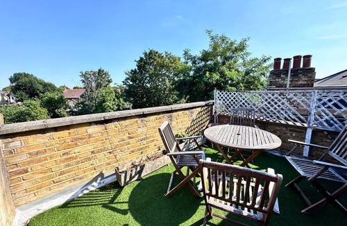 Ealing Common Apartment | Great View- Ealing Heights