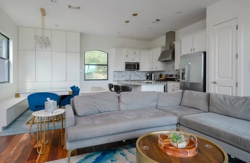 Comanche Trail House | Great views of Lake Travis, multiple decks, Basketball hoops, family-friendly! Summer Fun!