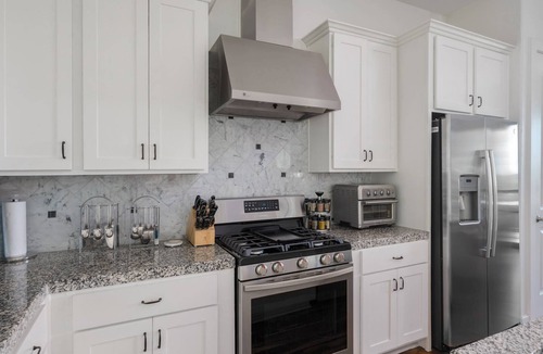 Comanche Trail House | Great views of Lake Travis, multiple decks, Basketball hoops, family-friendly! Summer Fun!
