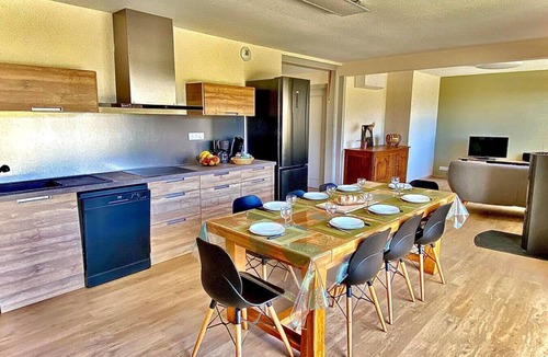 Villefranche-de-Panat Villa | Great Villa Le Menhir – 4BR Lake & Terrace