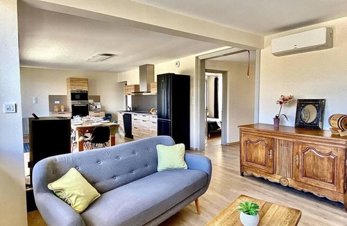 Villefranche-de-Panat Villa | Great Villa Le Menhir – 4BR Lake & Terrace