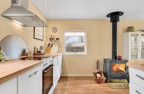 Diernæs Strandby House | Great wooden cottage in close proximity to the water.