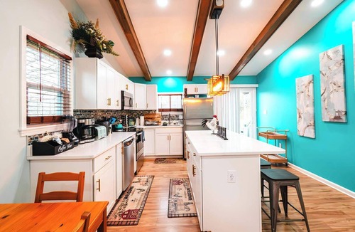 Front Royal House | Greek Spa on private acreage! Stonefire pizza oven