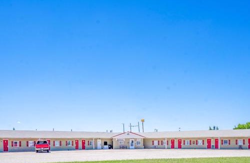 La Crosse Hotel | Green Acre Motel by OYO Near Rush County Airport