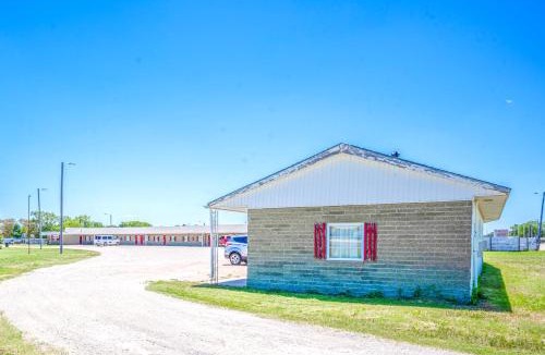 La Crosse Hotel | Green Acre Motel by OYO Near Rush County Airport