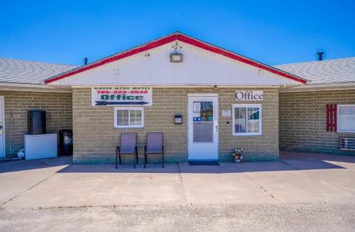 La Crosse Hotel | Green Acre Motel by OYO Near Rush County Airport