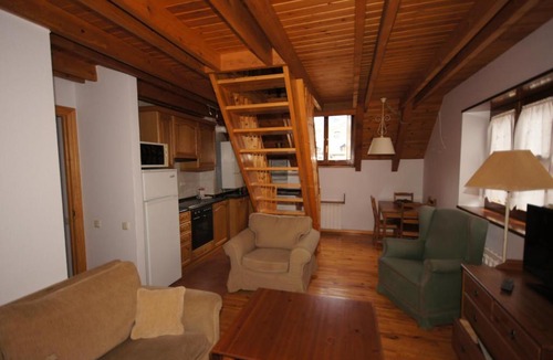 Linsoles Apartment | Green cincuenta y tres