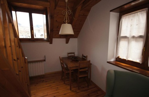 Linsoles Apartment | Green cincuenta y tres