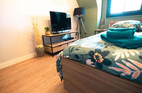 Louviers Apartment | Green cosy