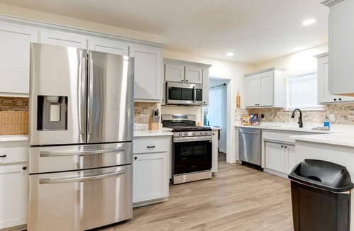 Ada House | Green Door Cottage: Bienvenidos Contractors
