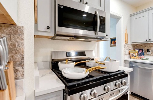 Ada House | Green Door Cottage: Bienvenidos Contractors