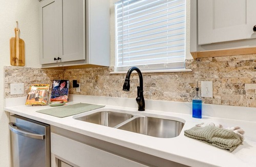 Ada House | Green Door Cottage: Bienvenidos Contractors