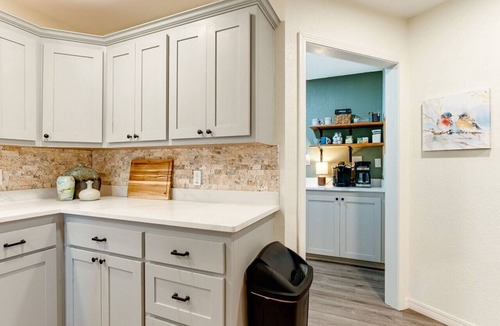 Ada House | Green Door Cottage: Bienvenidos Contractors