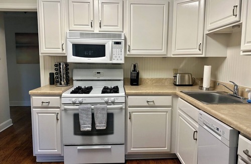 University District Apartment | Green Door.:Renovated Cozy Cottage Centrally Located