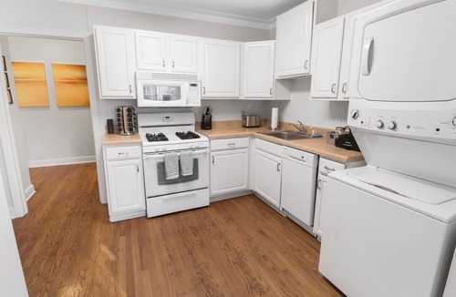 University District Apartment | Green Door.:Renovated Cozy Cottage Centrally Located