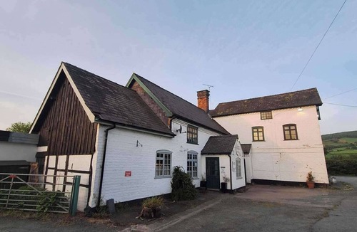 Kingswood Cabin | Green Dragon and Kitchen Pod - Sleeps 2 & Parking