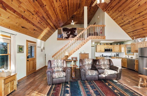 Murphy House | Green Forest Lodge - Pet Friendly