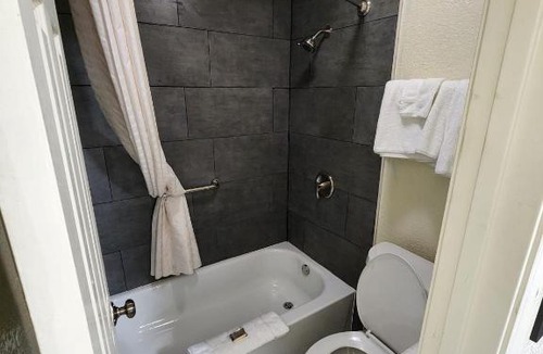 Greensboro Hotel | Green Garden Inn