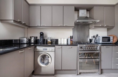 Shaftesbury Apartment | Green & Leafy – 2 Bedroom in Clapham