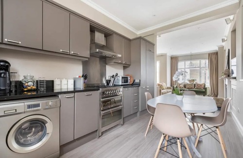 Shaftesbury Apartment | Green & Leafy – 2 Bedroom in Clapham