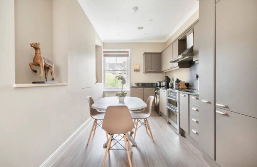 Shaftesbury Apartment | Green & Leafy – 2 Bedroom in Clapham