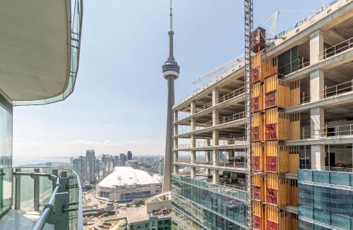 Toronto Entertainment District Apartment | Green Modern 1 Bedroom 40Fl Condo with Balcony in Downtown