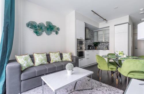 Toronto Entertainment District Apartment | Green Modern 1 Bedroom 40Fl Condo with Balcony in Downtown