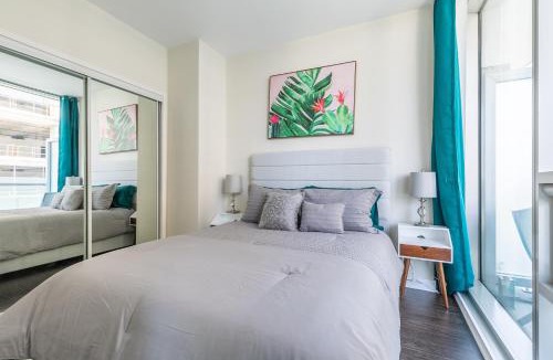 Toronto Entertainment District Apartment | Green Modern 1 Bedroom 40Fl Condo with Balcony in Downtown