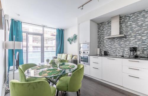 Toronto Entertainment District Apartment | Green Modern 1 Bedroom 40Fl Condo with Balcony in Downtown