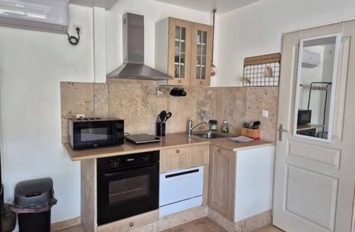 Chateau-Landon Apartment | Green Parrot" residence