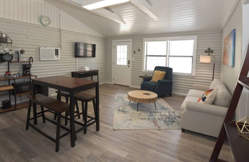 Utopia Cabin | Green River Cabin- Sleeps 2