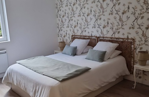Le Mesnil-Guillaume Bed & Breakfast | “Green Room” Guest Room with Shared Terrace & Garden, Wi-Fi
