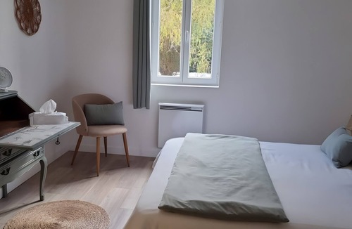 Le Mesnil-Guillaume Bed & Breakfast | “Green Room” Guest Room with Shared Terrace & Garden, Wi-Fi