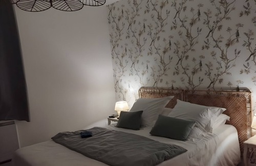 Le Mesnil-Guillaume Bed & Breakfast | “Green Room” Guest Room with Shared Terrace & Garden, Wi-Fi