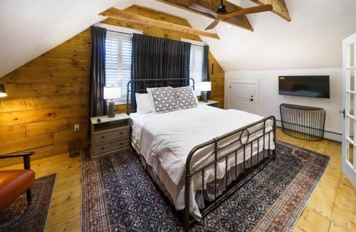 Brookfield Hotel | Green Trails Inn