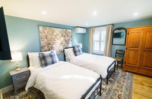 Brookfield Hotel | Green Trails Inn