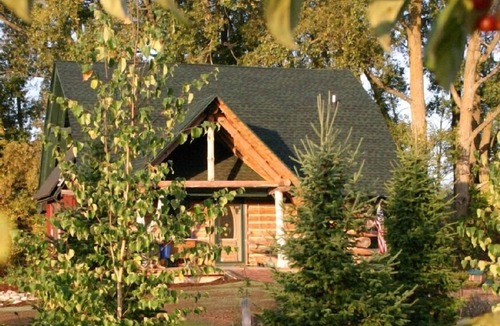 Amherst Cottage | Green, unique, comfortable, open loft cabin