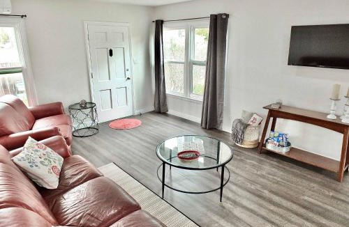 Belmont Heights House | Greenbelt Guesthouse - Unlimited Peace & Privacy Golf Bowling Green & More