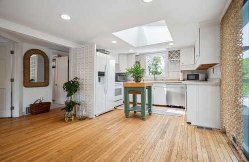 Newbury House | Greenery & Waves A/C Walk to Beach Deck