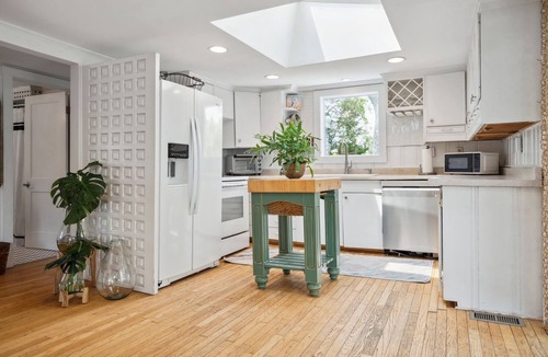 Newbury House | Greenery & Waves A/C Walk to Beach Deck