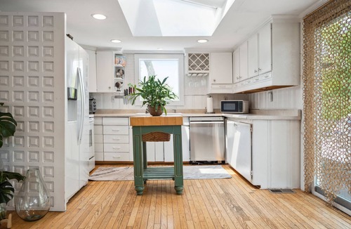 Newbury House | Greenery & Waves A/C Walk to Beach Deck