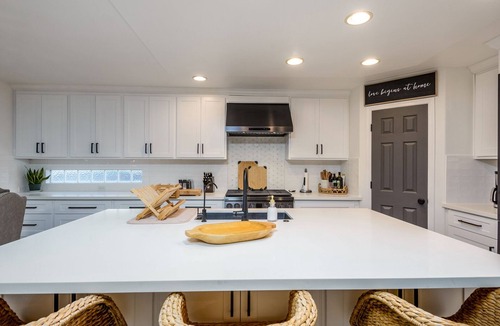 Greenfield Lakes House | Greenfield l Heated Pool l On Golf Course