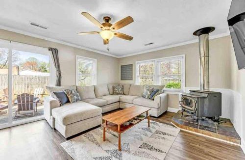 Greensboro Apartment | Greensboro Get-together, K Bed, Secret Playroom, central location